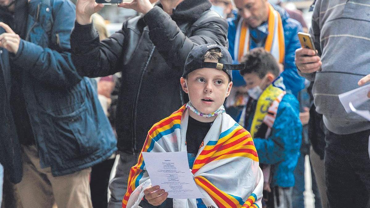 La traca en homenaje al gol de Forment instaurada por Rafa Lahuerta se convierte en un acto de culto del valencianismo