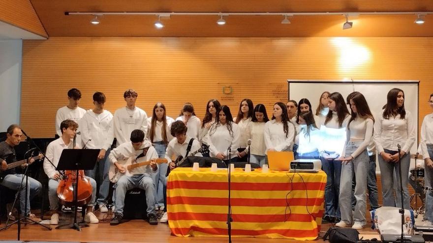 Presentación del libro en el Conservatori de Felanitx, que se llenó de asistentes. A la derecha, la autora del libro, Francesca Artigues.