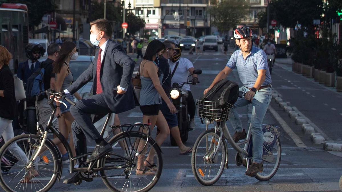 Usuarios de bicicleta en la ciudad