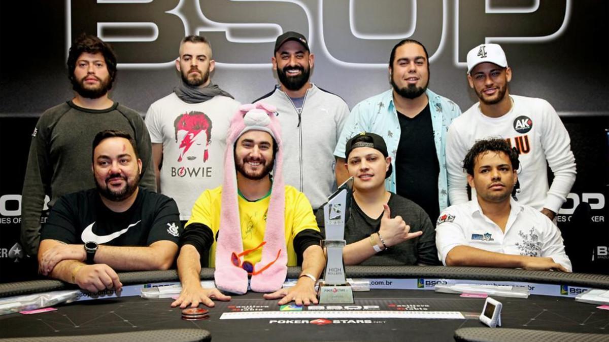 Neymar, posando con algunos de sus contrincantes en el High Roller