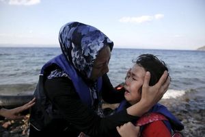 Una dona afganesa tranquil·litza la seva filla, que plora de por després de la travessia per mar entre Turquia i Grècia.