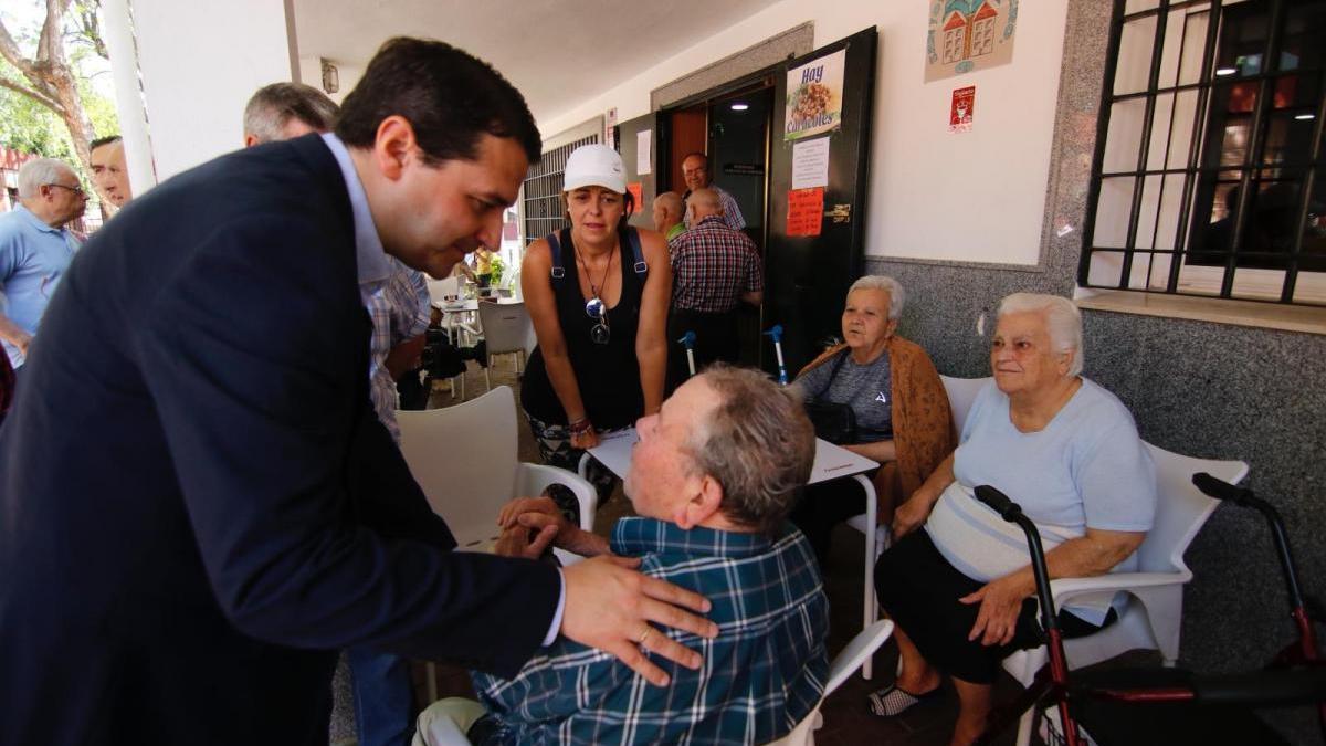 El PP se compromete a terminar la instalación de ascensores y dotar de luz y agua a las parcelaciones