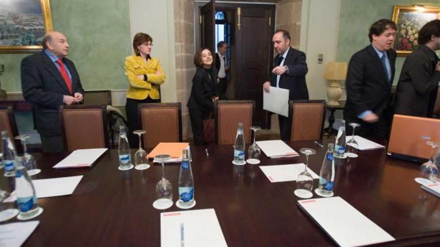 Una de las reuniones que celebró el patronato del Niemeyer antes del cambio de gobierno regional.