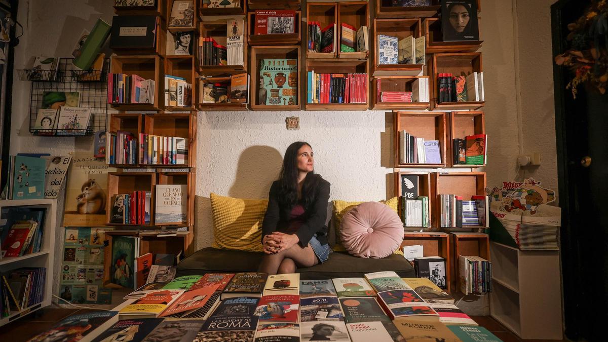 Julia, propietaria de La Primera, librería de Ciutat Vella especializada en pequeñas editoriales.