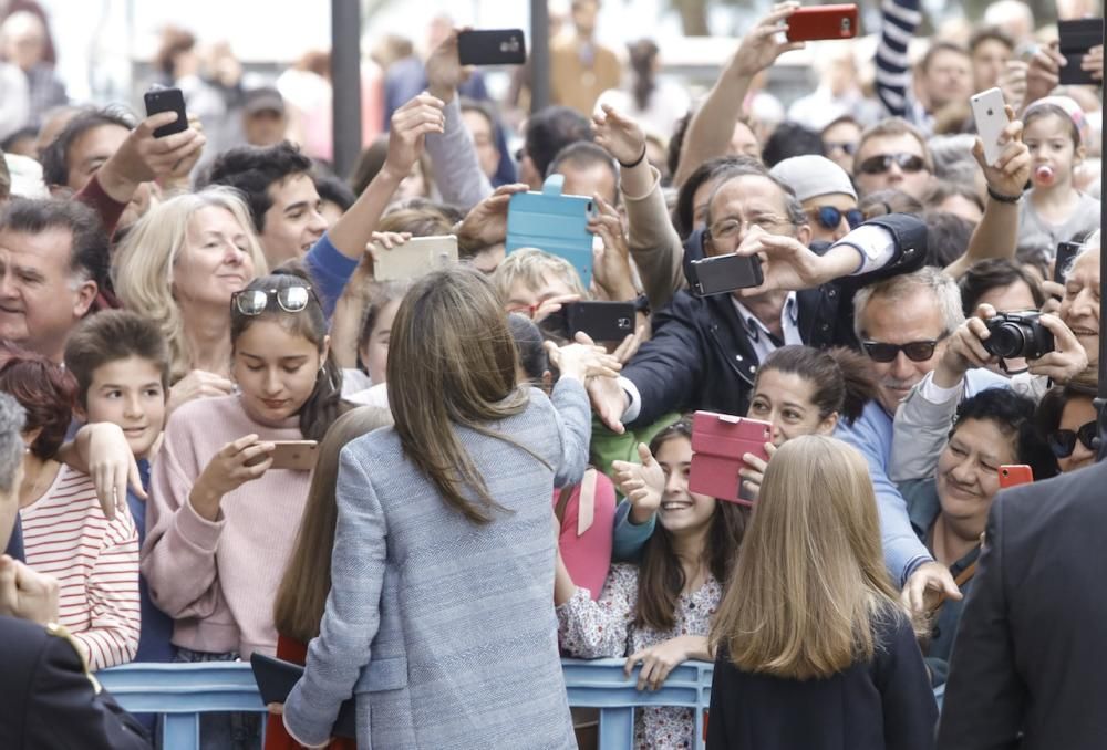 Pünktlich, aber nicht vollzählig: Letizia und Felipe, ihre Kinder Leonor und Sofía sowie Altkönig Sofía fanden sich am Sonntag (16.4.) traditionsgemäß in Palma Kathedrale ein.