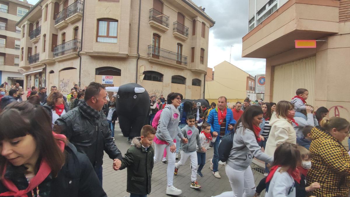 Encierro de toros hinchables en San Antón.