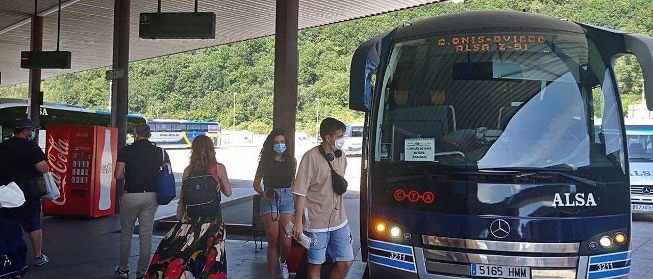 Viajeros bajándose del autobús de la línea Cangas de Onís-Oviedo, ayer, en la estación canguesa.