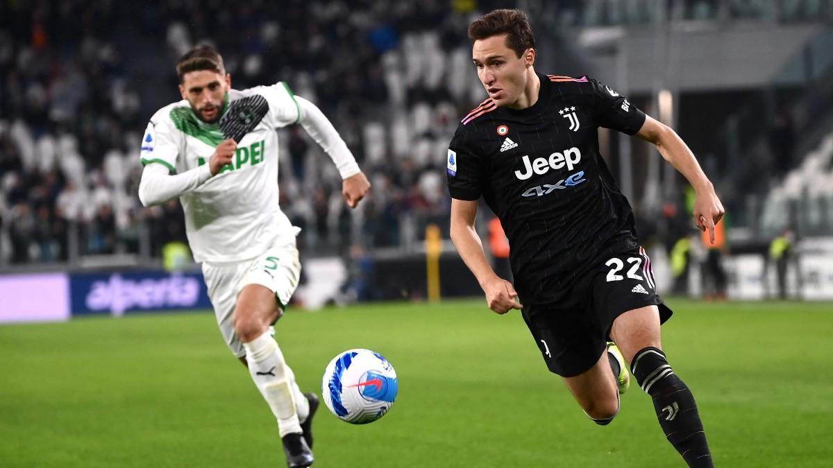 Domenico Berardi persigue a Federico Chiesa durante un duelo Juventus-Sassuolo