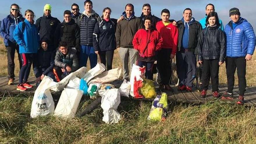 Recogen 200 kilos de basura de la costa riosellana