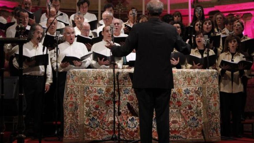 Integrantes del coro de Alollano en la actuación en la Catedral.