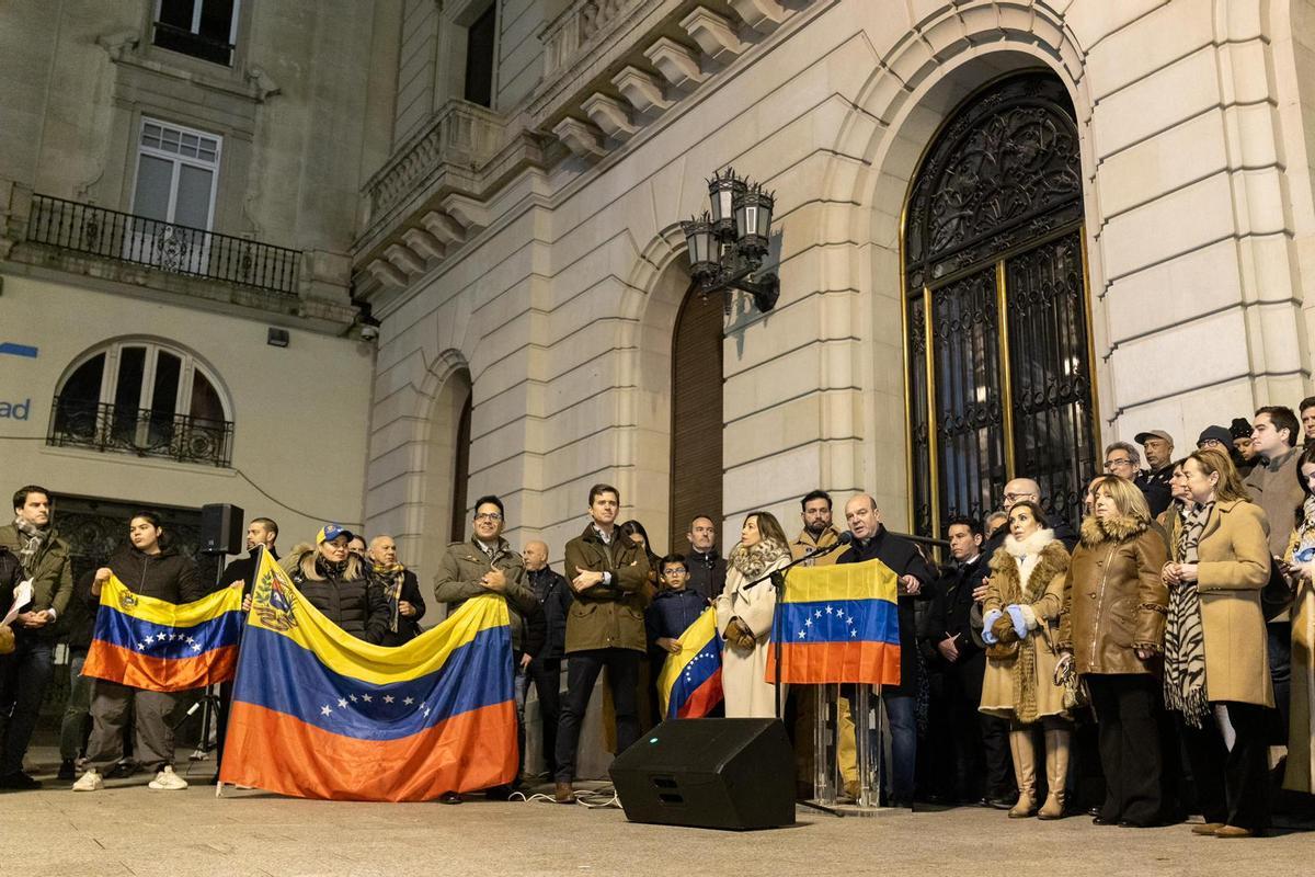 Concentración de la comunidad venezolana en defensa de la "libertad" de Venezuela en la plaza España de Zaragoza