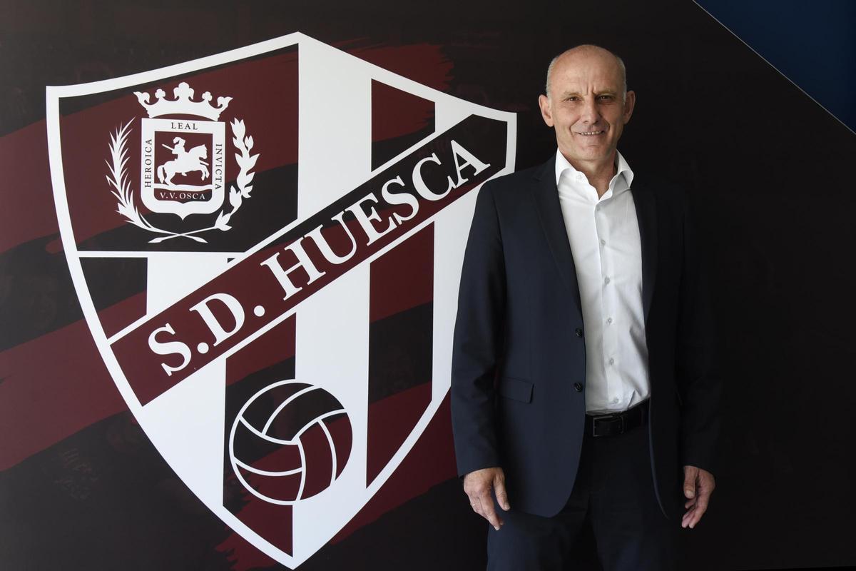 Ángel Martín, junto al escudo de la SD Huesca.