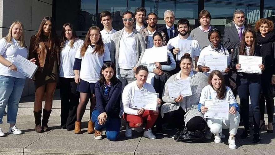 Participantes del taller de empleo de atención sociosanitaria, ayer, durante la clausura.