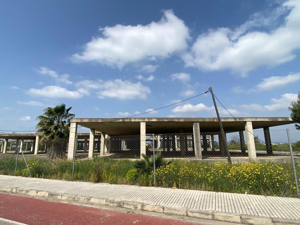El proyecto frustrado de una residencia de mayores dejó en la Pobla Llarga un esqueleto de hormigón.