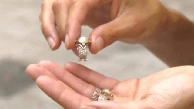Revuelo para recuperar unos pendientes caídos a una alcantarilla