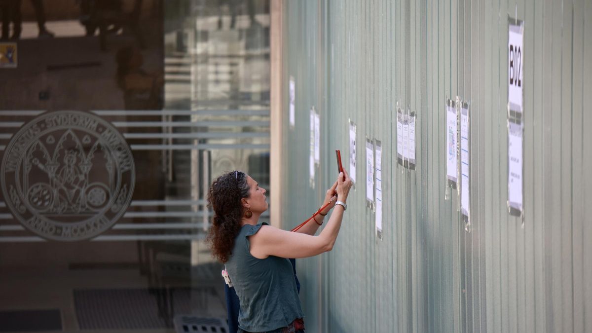 Una mujer consultaba ayer la información colocada en las sedes de examen de la UMU en Espinardo.