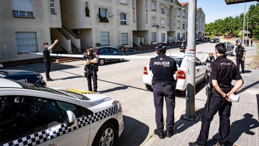 Varios agentes de la Policía Nacional y de la local, en el lugar donde ocurrieron los hechos el pasado 28 de mayo.