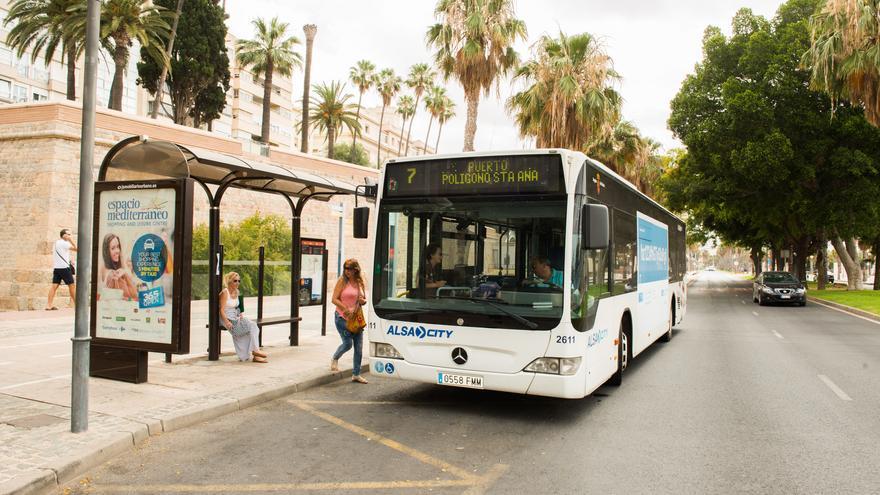 La frecuencia de paso de buses al Polígono de Santa Ana y Los Dolores, en Cartagena, aumenta desde este lunes