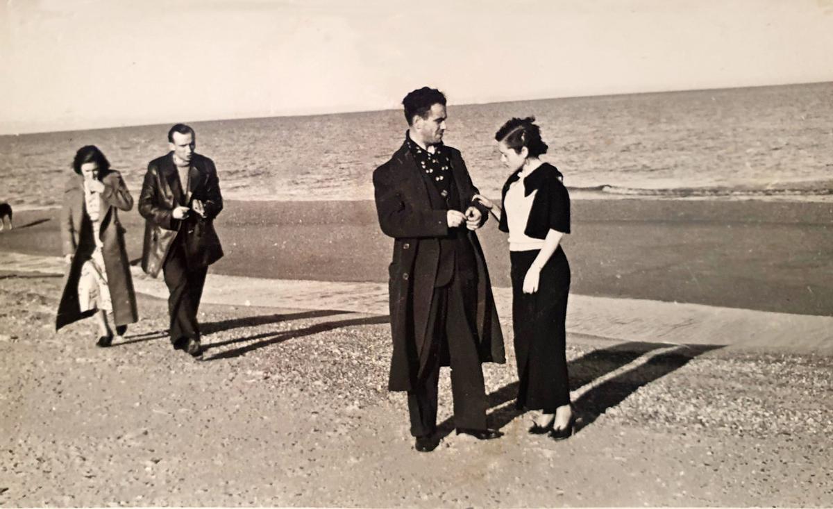 Arturo y Julia con unos amigos en la playa del Saler.