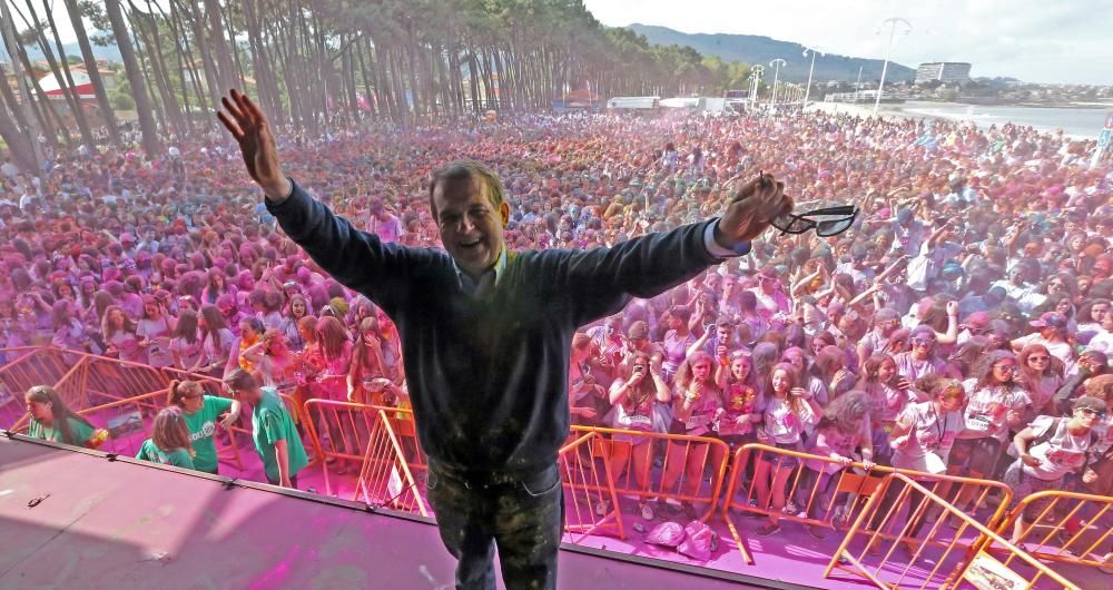 Miles de "corredores" participan en una nueva edición de la Holi Run en Vigo