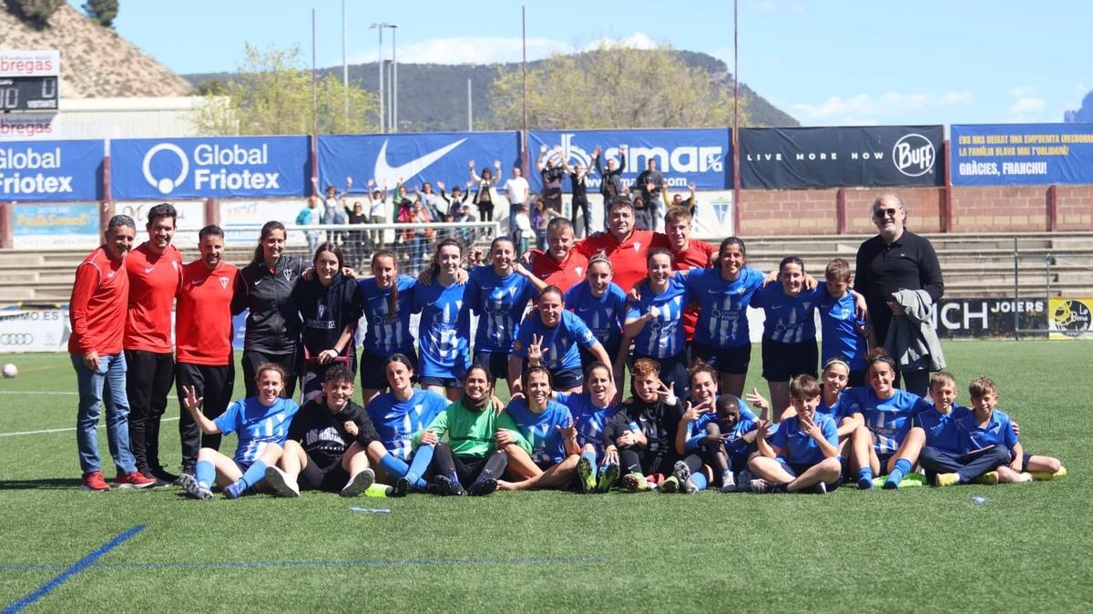 Les futbolistes del CF Igualada van celebrar el triomf sobre la gespa del Municipal de Les Comes