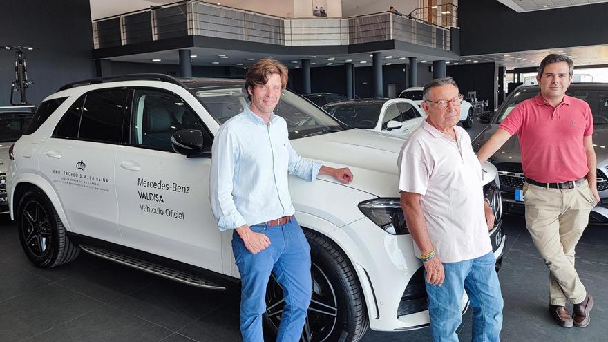 Carlos de Beltrán, Rafel Chirivella y David Gil, en las instalaciones de Mercedes-Benz Valdisa.