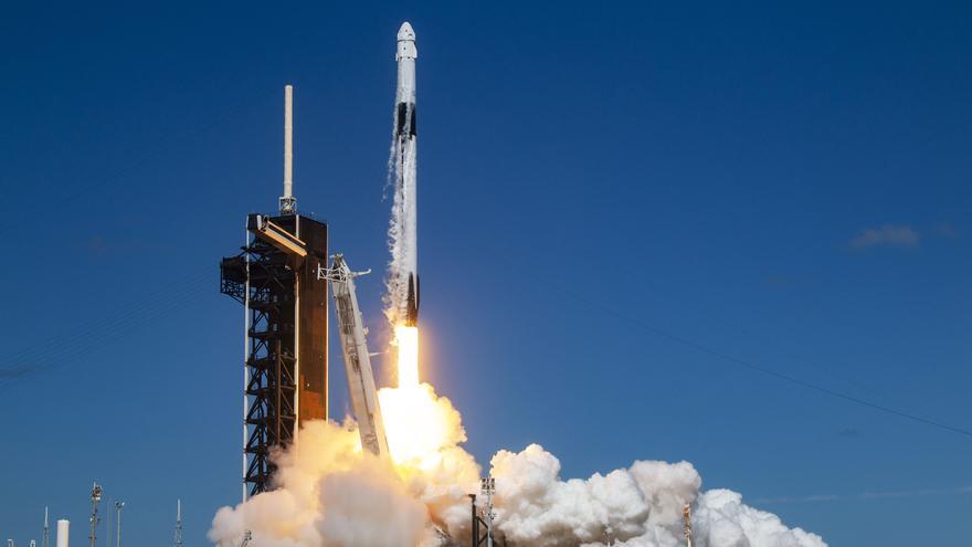 La nave Crew-5 de la NASA y SpaceX se acopla exitosamente a la EEI