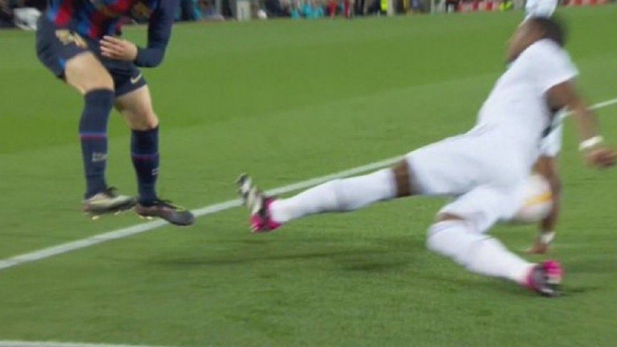 Clásico FC Barcelona-Real Madrid ¿Por qué no pitó penalti en