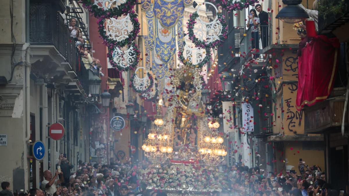 La Virgen de los Desamparados procesiona por el centro de València