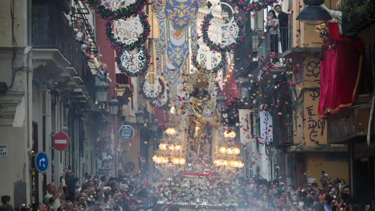 La fiesta de la Virgen de los Desamparados cierra con la procesión