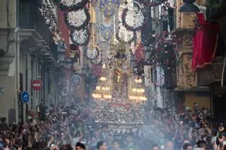 La Virgen de los Desamparados procesiona por el centro de València