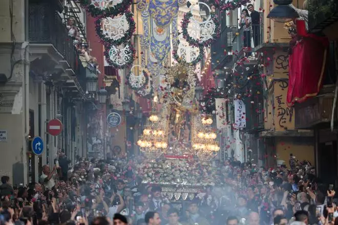 La Virgen de los Desamparados procesiona por el centro de València