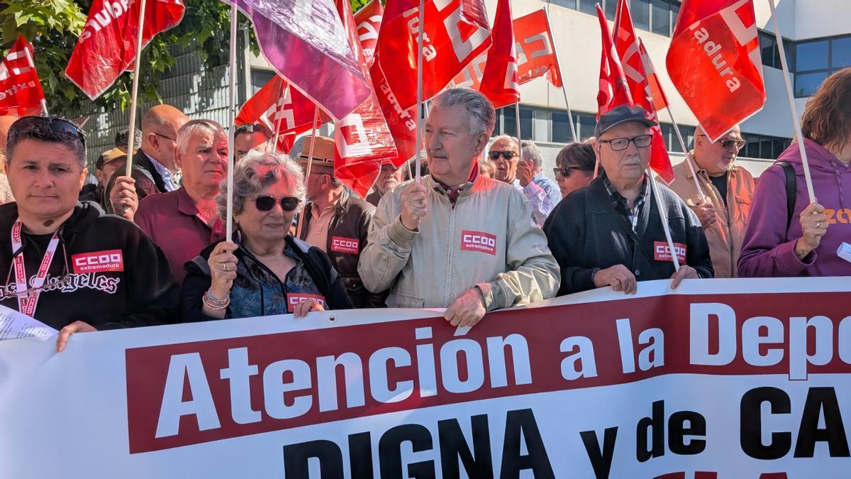 Manifestación en defensa del sistema de atención a la dependencia, este martes, en Mérida.