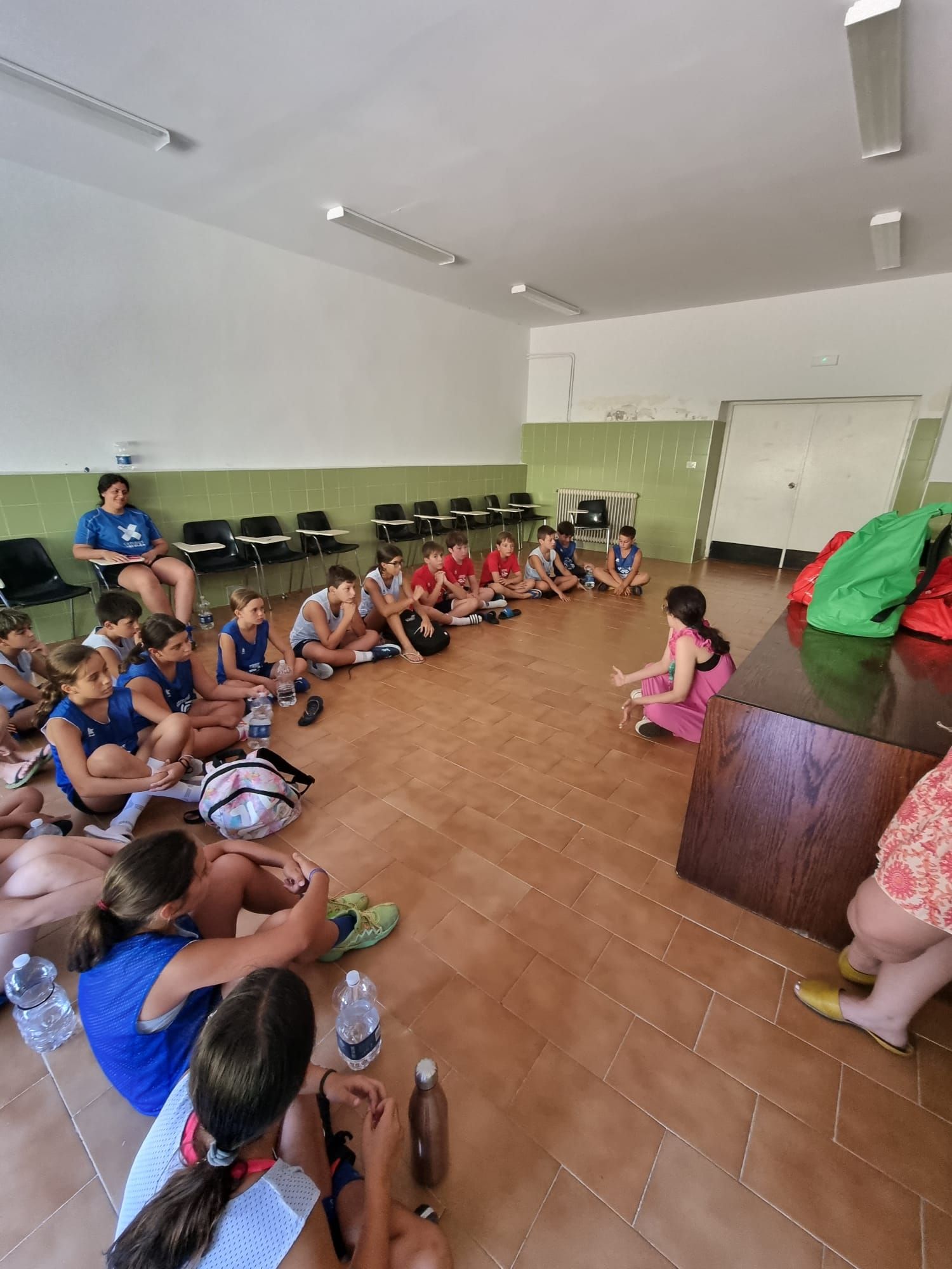 Grupo de chicos recibiendo una charla.