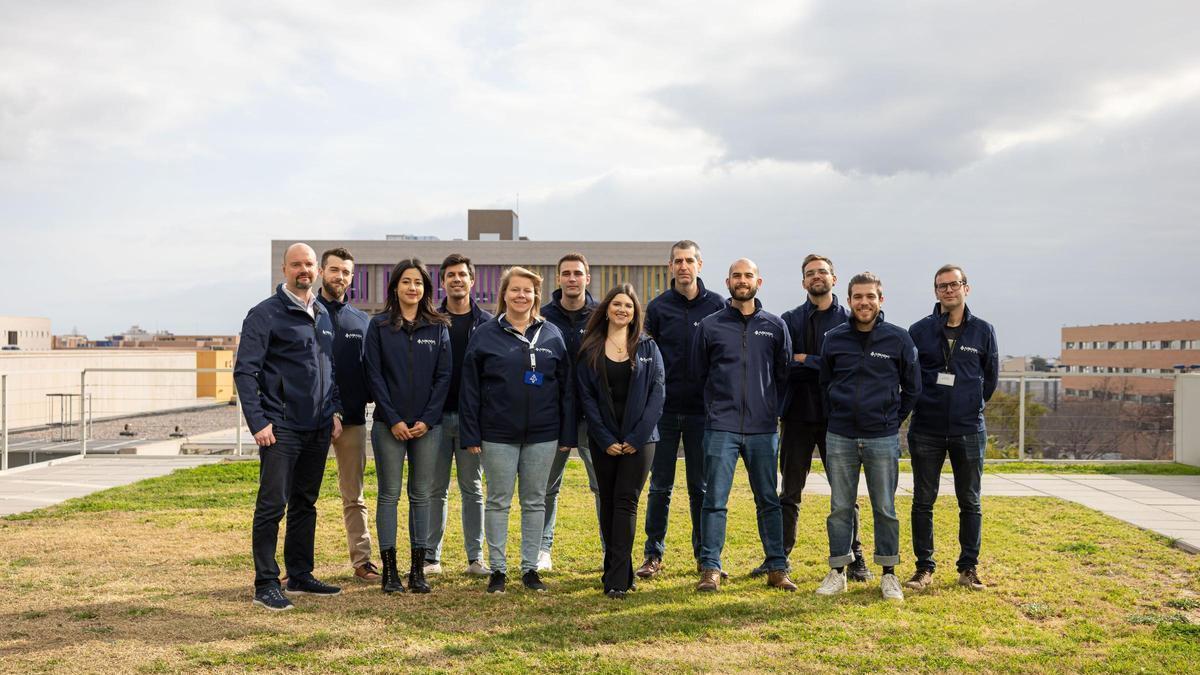 El equipo de profesionales de la firma aeroespacial, recién ‘aterrizados’ en la sede de su azotea en Espaitec 2, en la UJI.