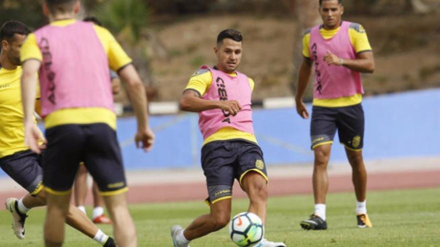 Vitolo toca el balón en su primer entrenamiento con la UD.