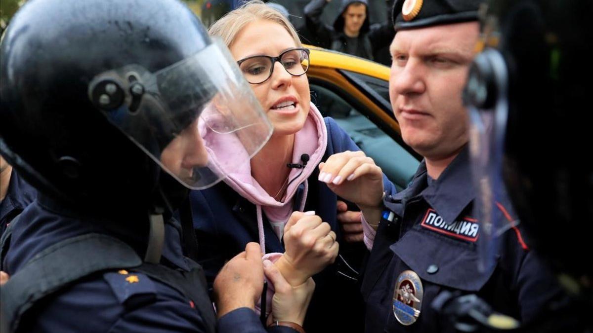 Momento de la detención de Lyubov Sobol en Moscú.