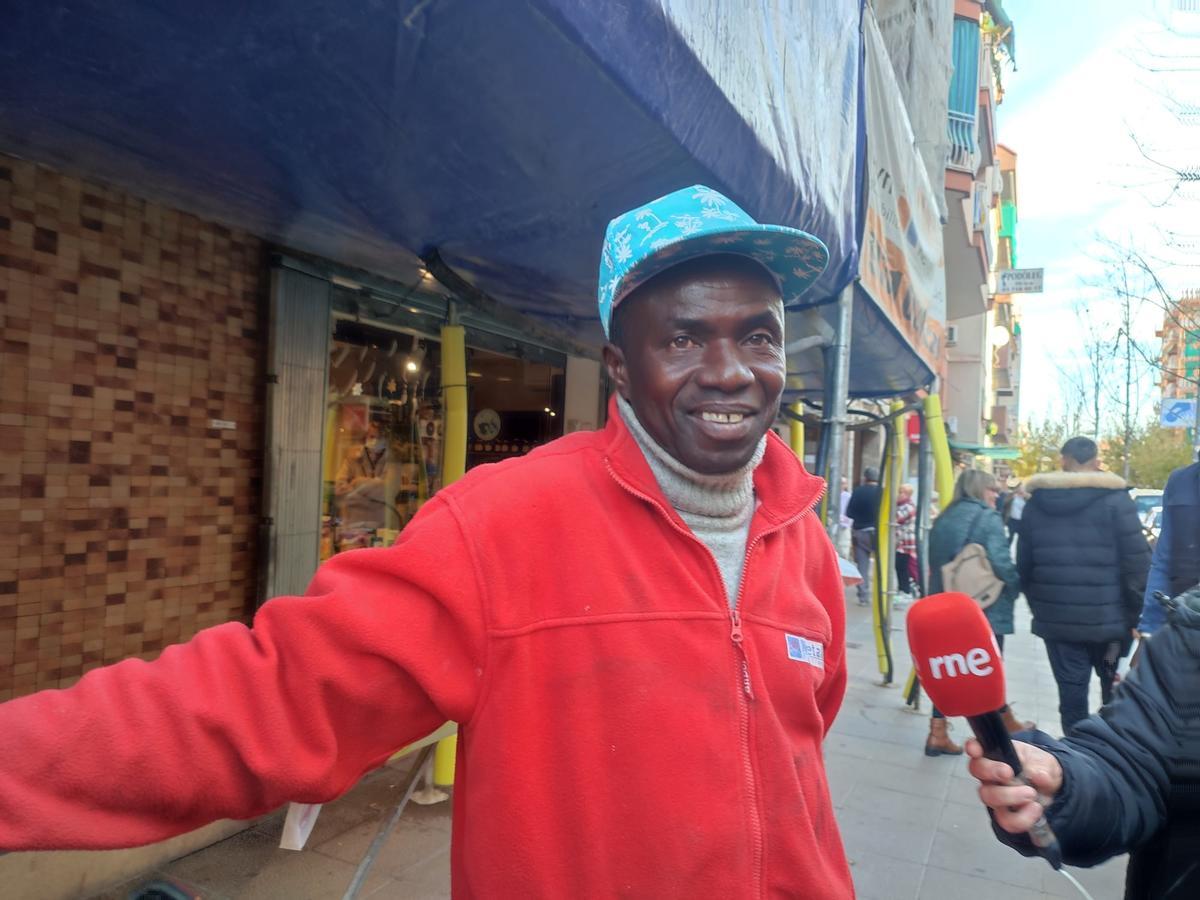 En Buba, un senegalès de Sabadell a qui li ha tocat el Gordo de Nadal 2022: «Cada any compro loteria»