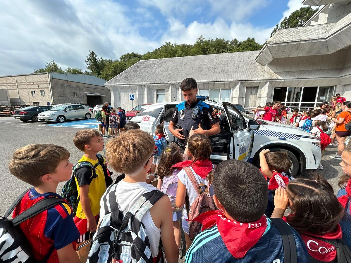 EN IMÁGENES: Los jóvenes participantes de la Escuela de Vacaciones de Corvera visitan el Ayuntamiento
