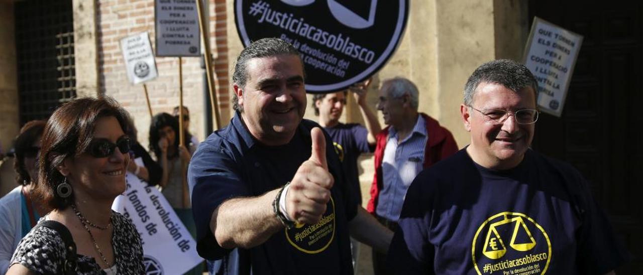 Miembros de la Coordinadora Valenciana de ONGD celebran la sentencia del caso Blasco.