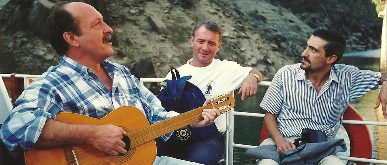 Suso Vaamonde tocando la guitarra junto a unos &quot;compañeiros&quot;.