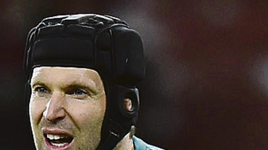 Petr Cech, que viene de conseguir su quinto &quot;guante de oro&quot; en la Premier. // Reuters