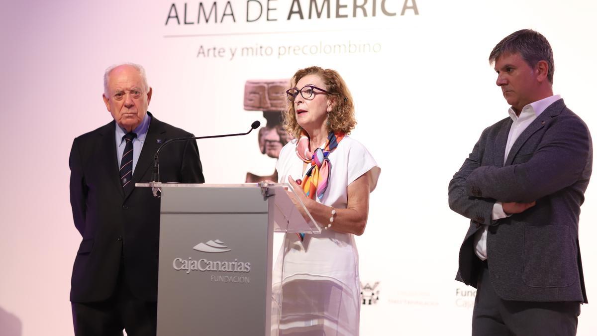 Gaspar Laredo, presidente de la Fundación Caja Cantabria. Margarita Ramos, presidenta de la Fundación CajaCanarias; y Roberto Pérez Trespalacios, comisario y propietario de la colección Alma de América.