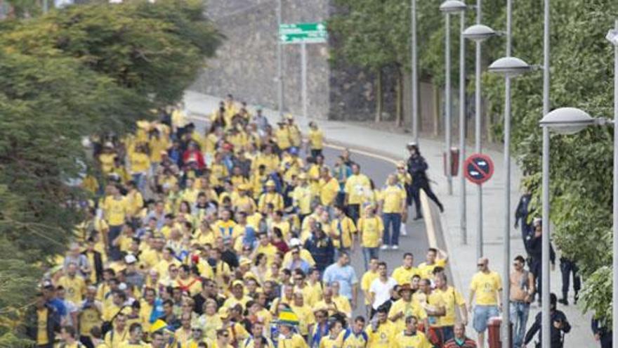 Los aficionados de Las Palmas se dirigen el domingo al estadio. i LOT