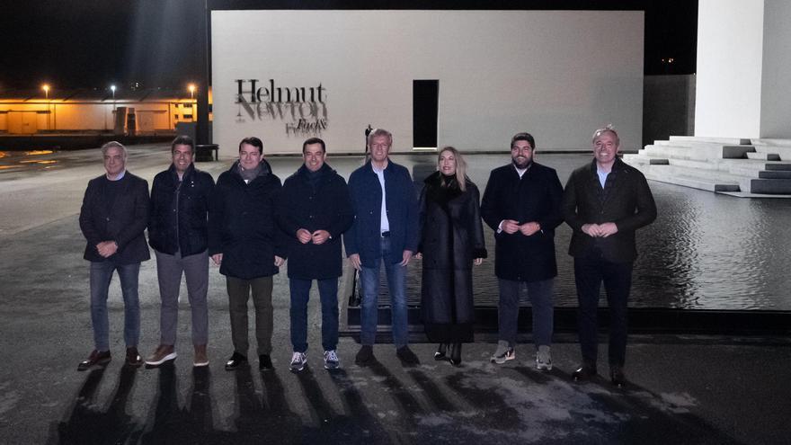 Rueda guía a líderes autonómicos del PP en su visita a la exposición de Helmut Newton en A Coruña