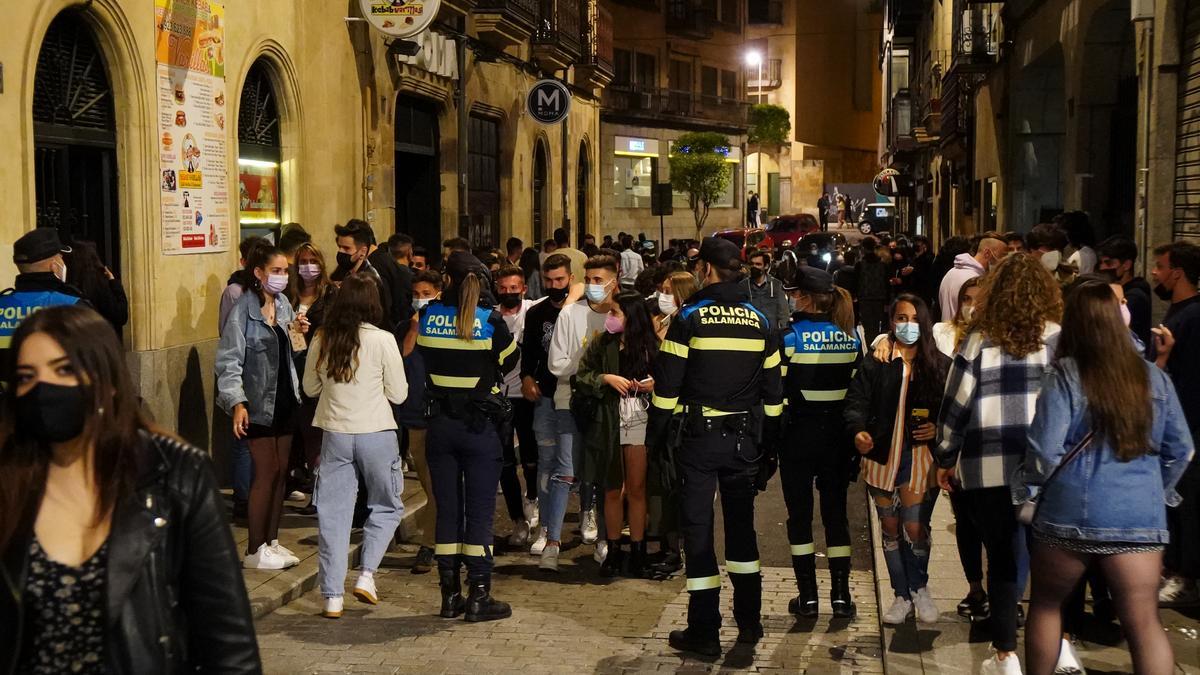 La Policía trata de desalojar calles de Salamanca, en la noche del 15 al 16 de mayo