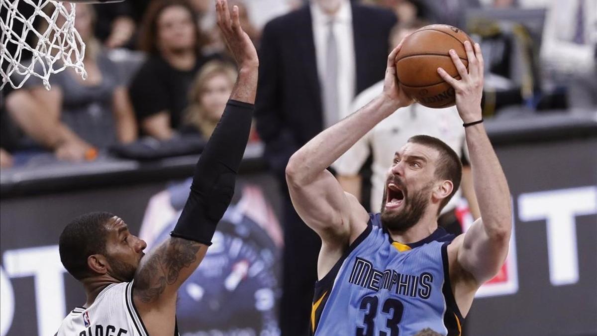 Marc Gasol ante LaMarcus Aldridge durante el segundo partido de la eliminatoria