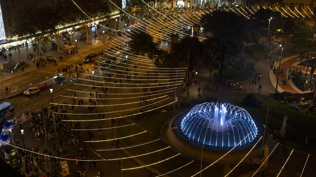 Luces de Navidad en la plaza Catalunya, estrenadas en 2021, diseño de Antoni Arola