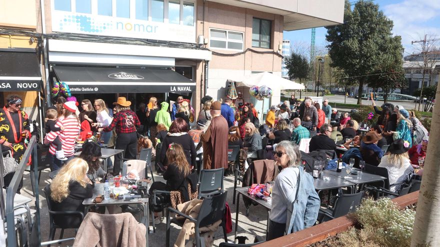 Fiesta de Carnaval en el bar La Naval