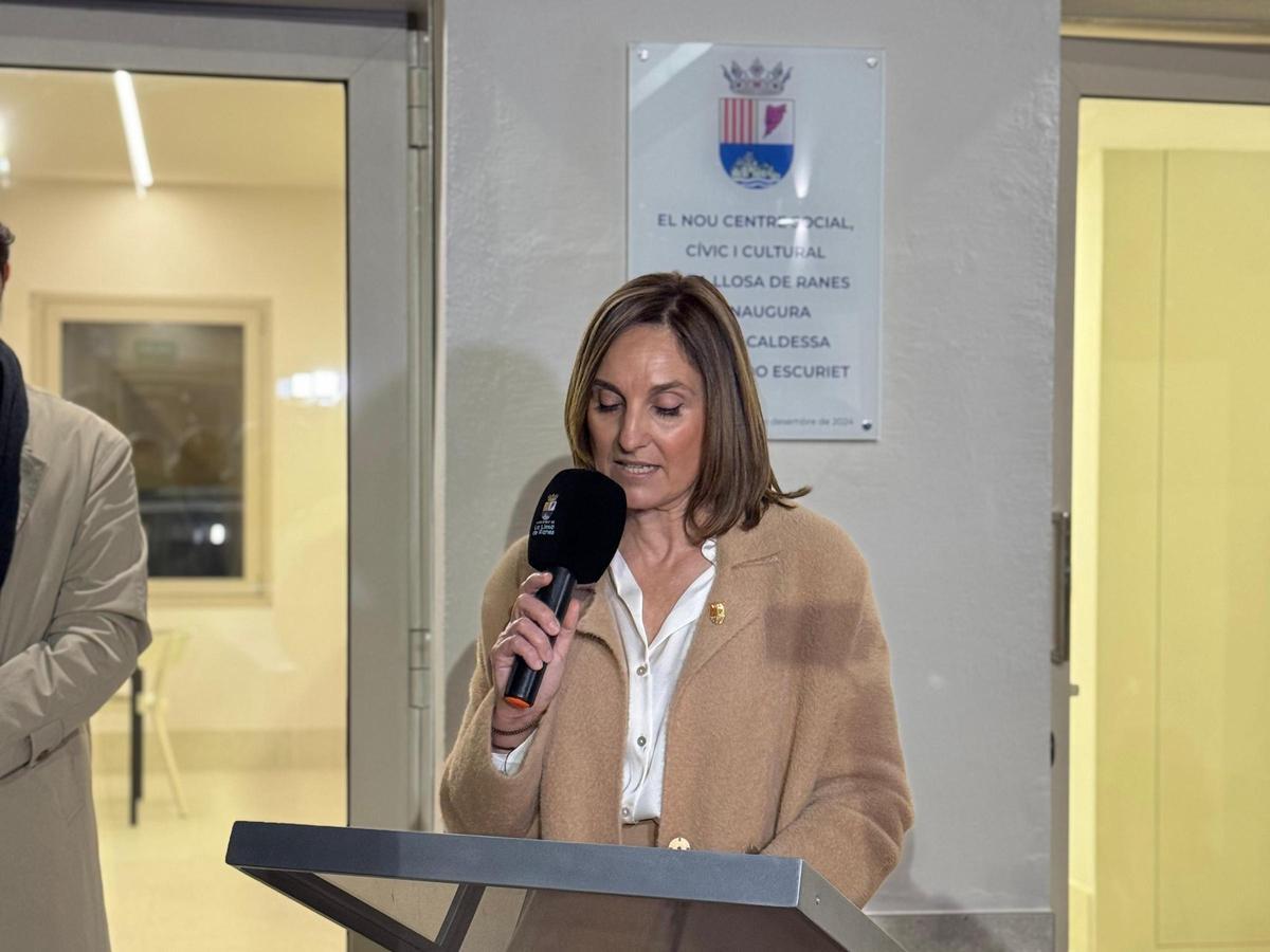 La alcaldesa de la Llosa, Salvi Pardo, en la inauguración del nuevo centro social.